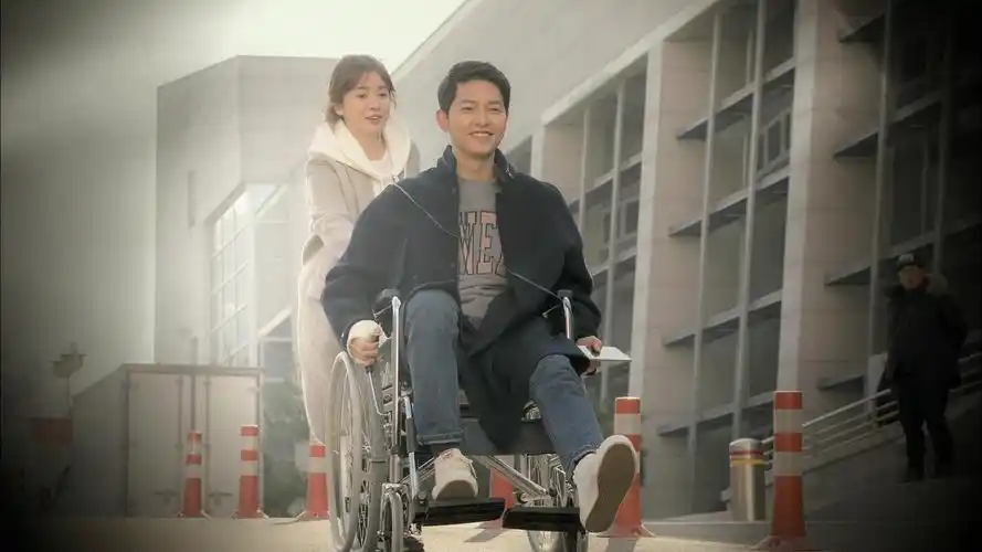 宋仲基宋慧乔《太阳的后裔》翻轮椅花絮图片桌面壁纸