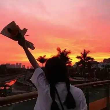 很有感觉的唯美女生背影头像