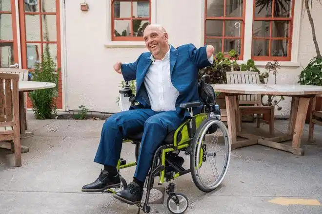 马斯克承诺法国截肢运动员飞天愿望会实现曾横渡英吉利海峡