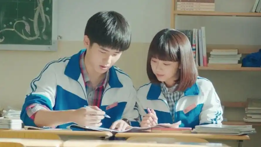 冻龄女神谭松韵与刘昊然飚吻戏,这对姐弟恋分手了?