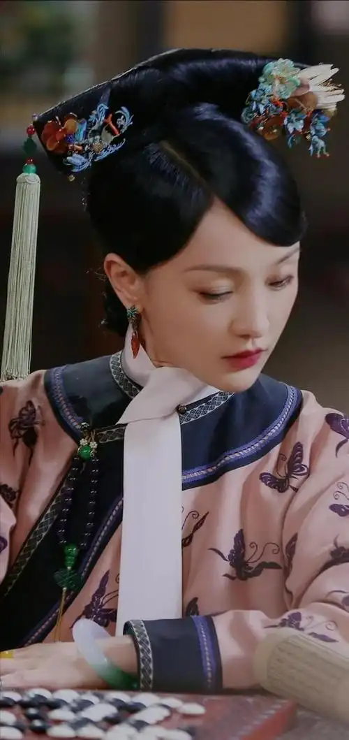 《如懿传》壁纸,哪怕是皇后,也要屈膝在皇帝之下,俯首恭谨