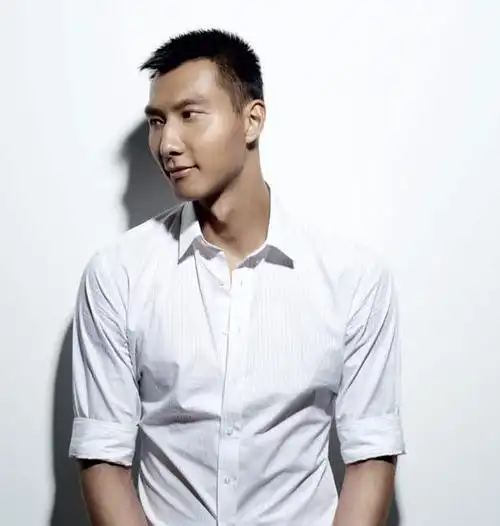 易建联据传当年易建联对一起合作拍摄过广告的刘亦菲一见钟情,并通过