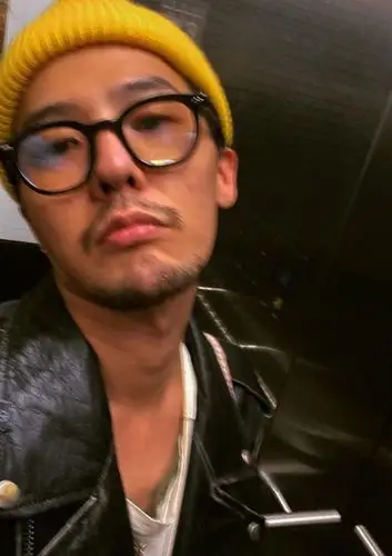 gdragon晒自拍照蓄胡渣展现颓废风