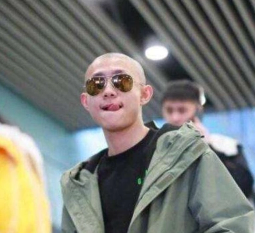 李易峰这位明星已经出道很久了,虽然他是由歌手才出道的,但是也给我们