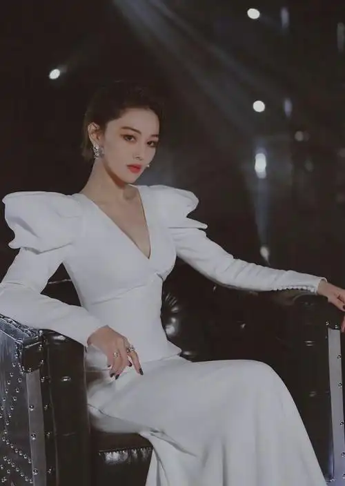 军嫂张馨予剪短发也能很性感一袭白色v领修身裙好身材尽显