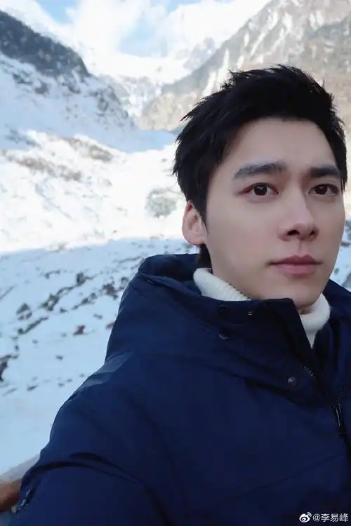 李易峰晒九宫格自拍 沐浴阳光帅气十足