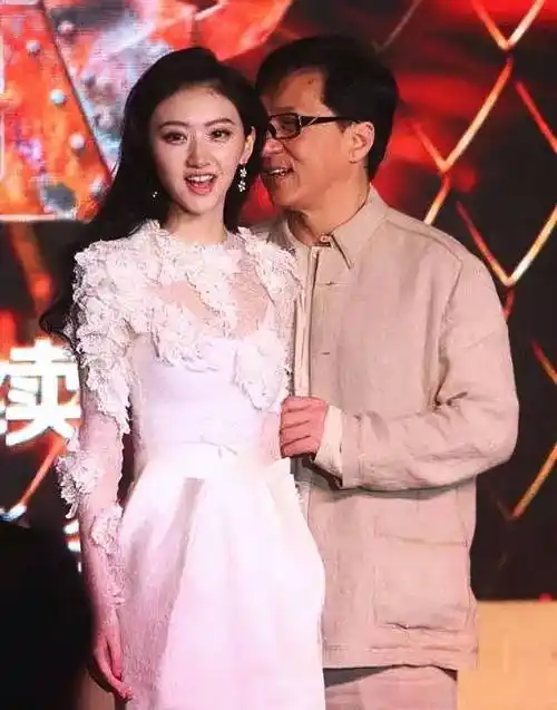 2013年,景甜先后跟甄子丹,成龙,周润发等动作巨星合作,资源好得让人