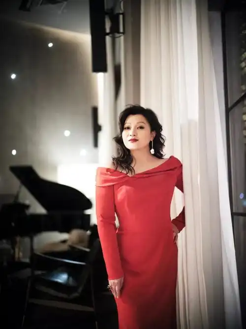 女高音歌唱家黄英签约caa中国多领域拓展绽放女性自信优雅魅力