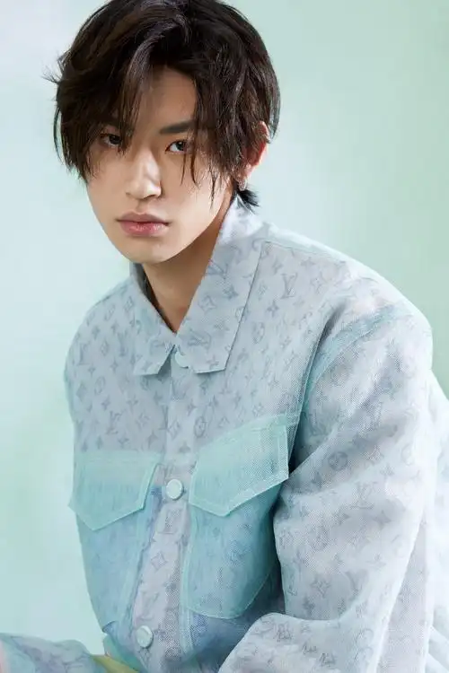 王琳凯时尚悬浮大片写真图片26