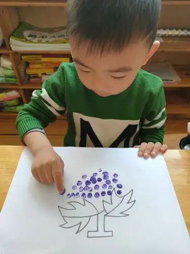 苗苗三班的创意美术手指点画《葡萄》