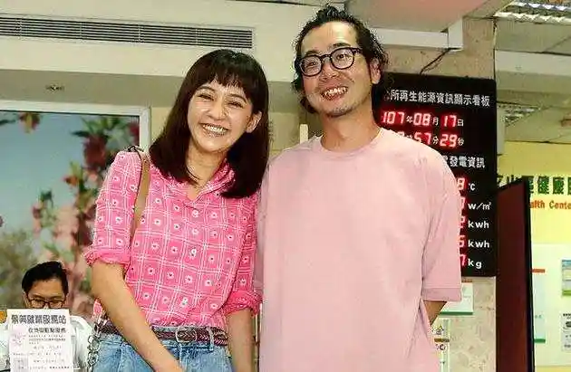 陈意涵和老公据台湾媒体报道,今年35岁的陈意涵,跟导演许富翔稳定交往