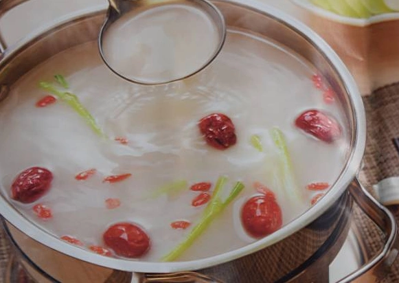 教你在家自制清汤锅底,不用浓汤宝,也能让汤色奶白香浓