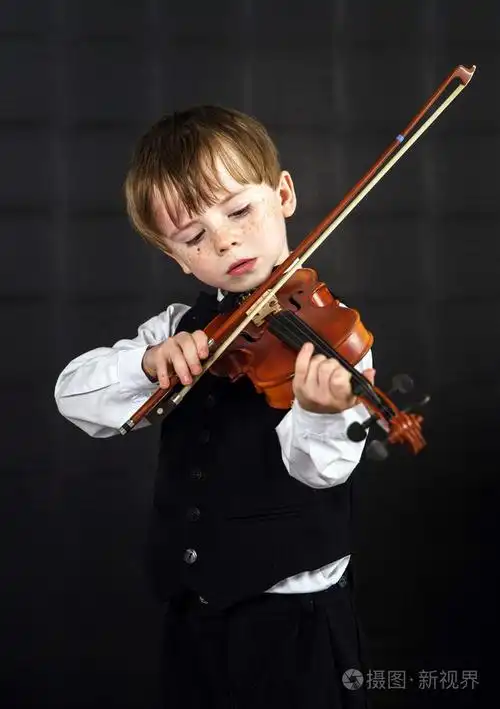 长着雀斑的红头发男孩拉小提琴