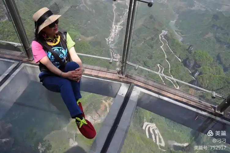 6米,因站在玻璃栈道上能俯瞰天门山99道弯盘山公路而得名.