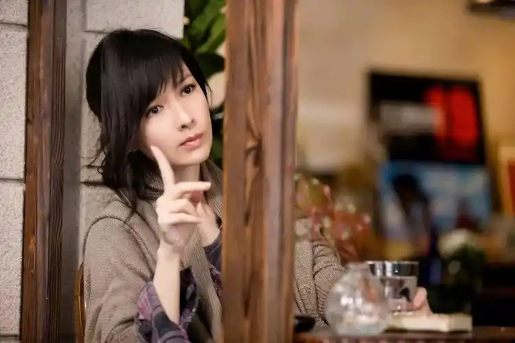 不打针不动刀,周慧敏凭什么美了32年