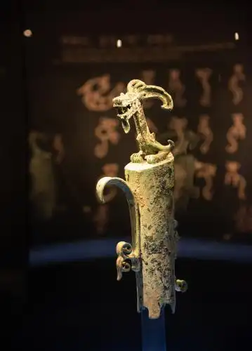 广汉三星堆商晚期青铜龙柱形器青铜器