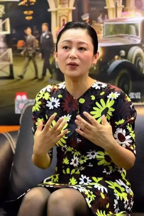 陈红的生图太真实年龄感写在脸上但不爱扮嫩穿衣挺优雅