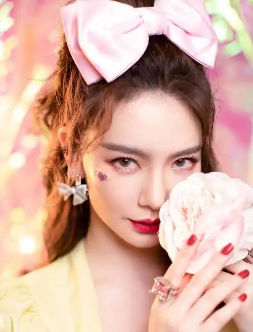 戚薇生日美图:中性酷飒但身材火辣也能如此性感