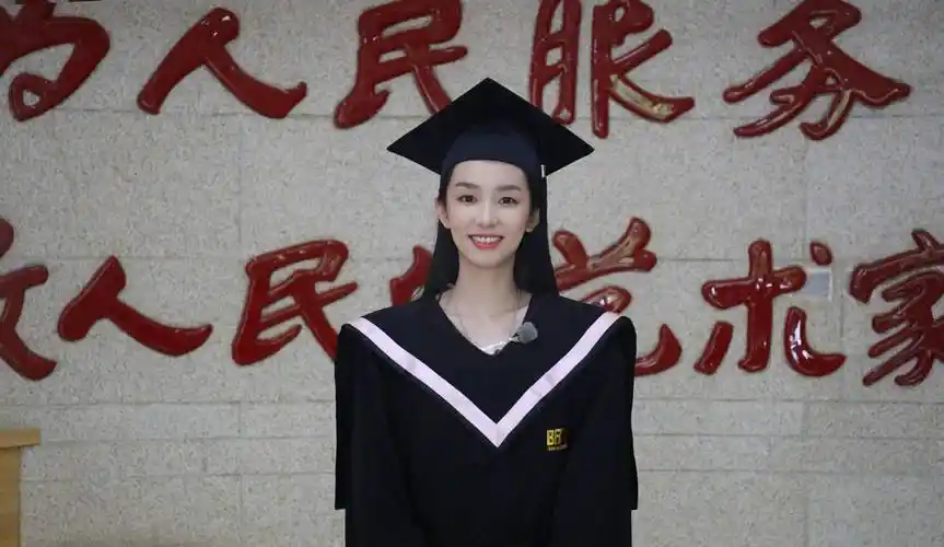 北电拍毕业照,关晓彤周也现身,关晓彤浓浓的土味颜值不敌周也_网友