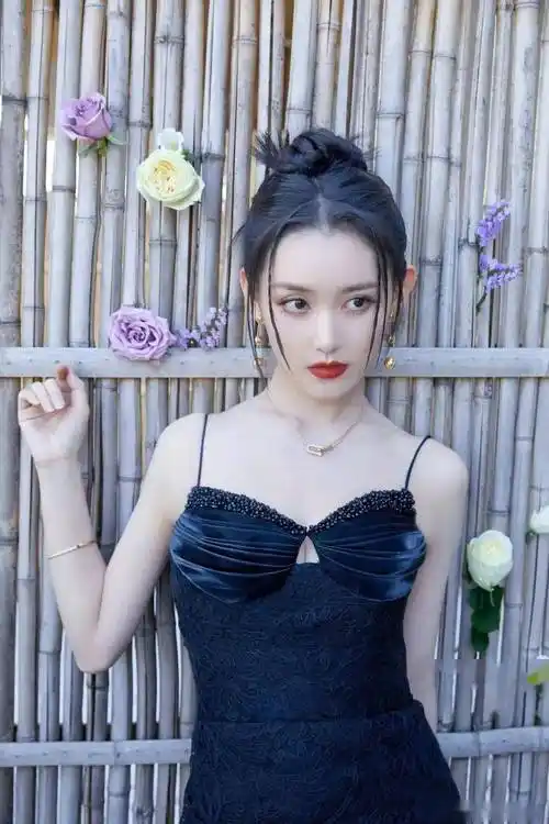 岁蒋依依饱满身材惊艳亮相,才华与魅力并存!