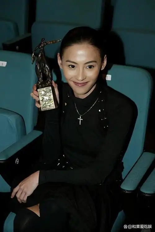 被曝怀四胎的张柏芝原来获奖无数为何现在只能靠感情上热搜