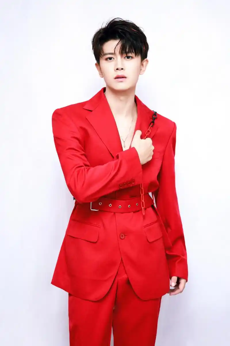 消息任嘉伦红色链条西装亮相晚会赶场三场直播诚意满满