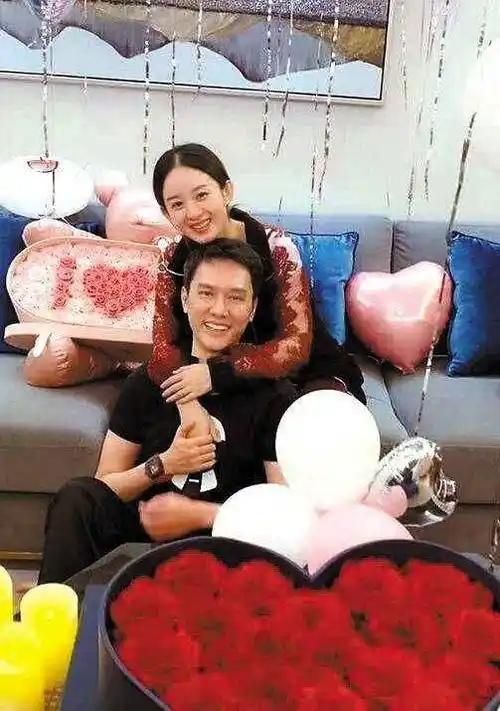 他很懂得照顾妻子,也懂得踏实过日子,经常会晒一家三口的幸福生活.