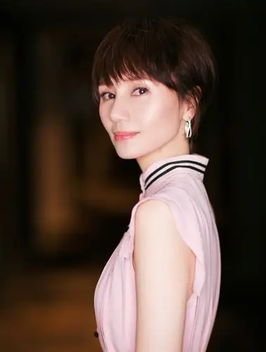 袁泉还是最适合波波头发型,搭配白色连衣裙清新脱俗,少女感爆棚