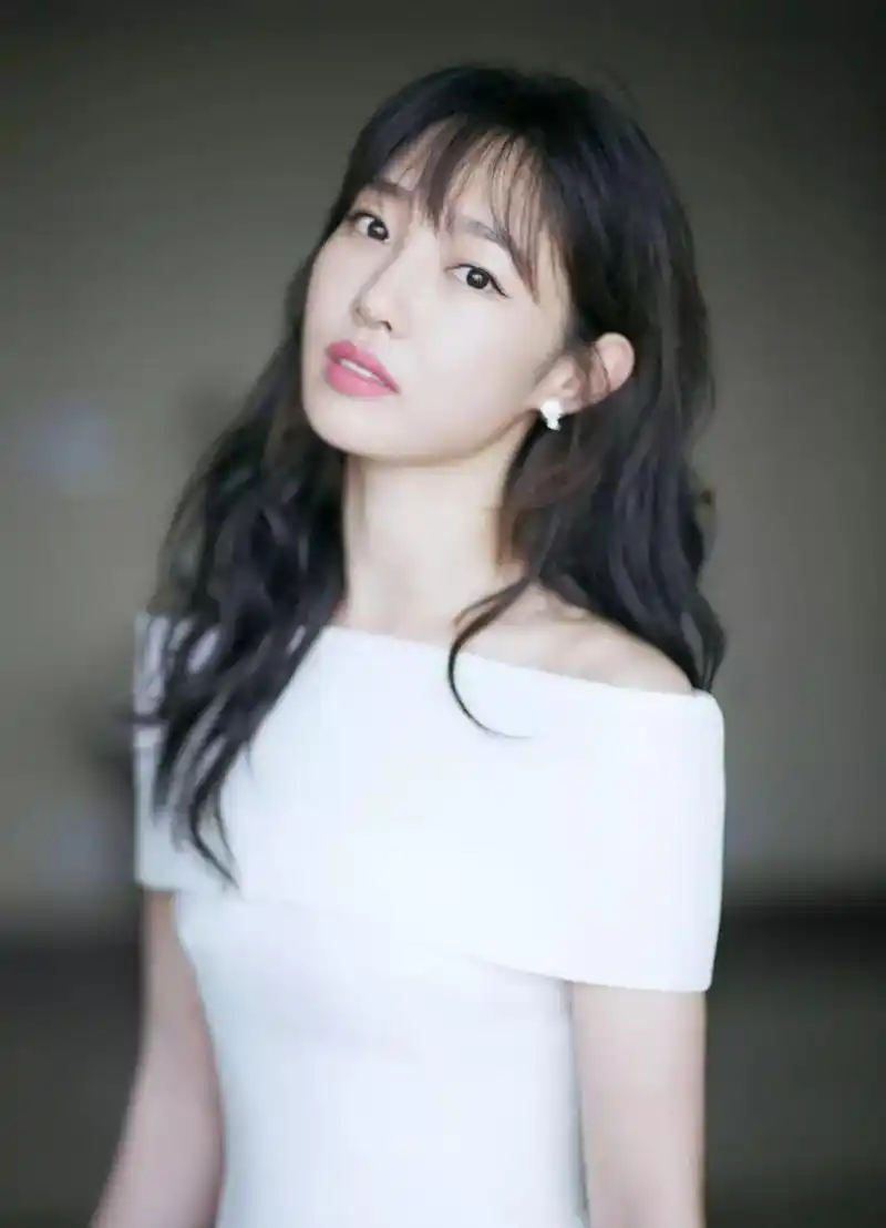 白百何长发造型竟美到不敢认抛开人设她绝对是行走的衣架子