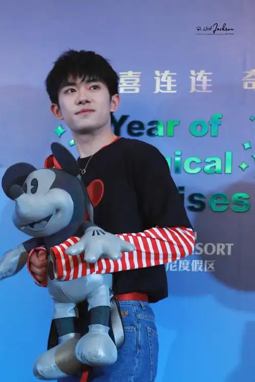 易烊千玺超话  2021 /0520 /210520  迪士尼活动  小千美好得像在
