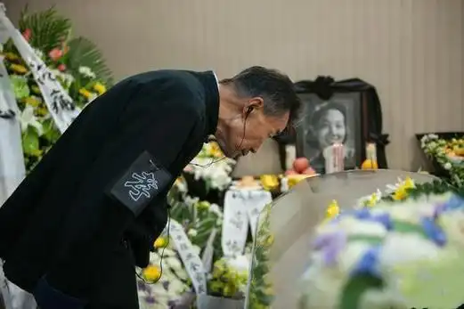 于蓝追悼会举行,侄女婿李雪健出席,孙红雷,张一山等人发文悼念