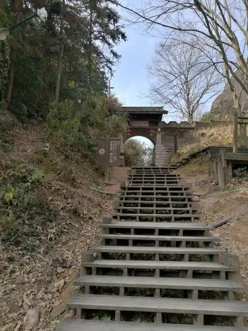 龙虎山风景区无蚊村高空栈道村民自己晒的鱼干也非常香村子很小但透着