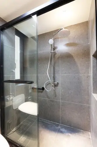 适合老人使用的卫生间淋浴房,这样装挺好~ - 知乎