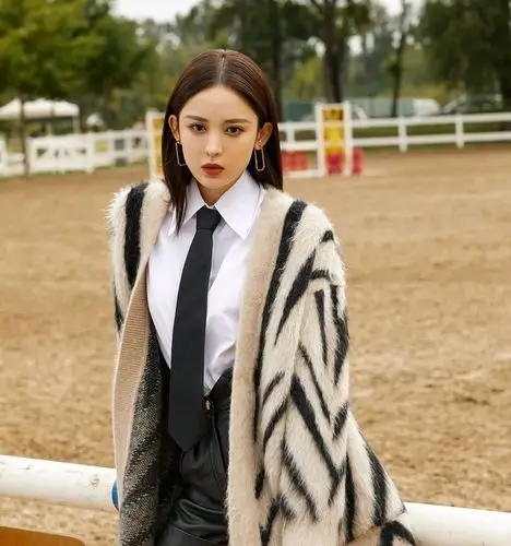 古力娜扎职业装搭配,穿搭优雅又高级,尽显精英气息眼神带电_高清图集