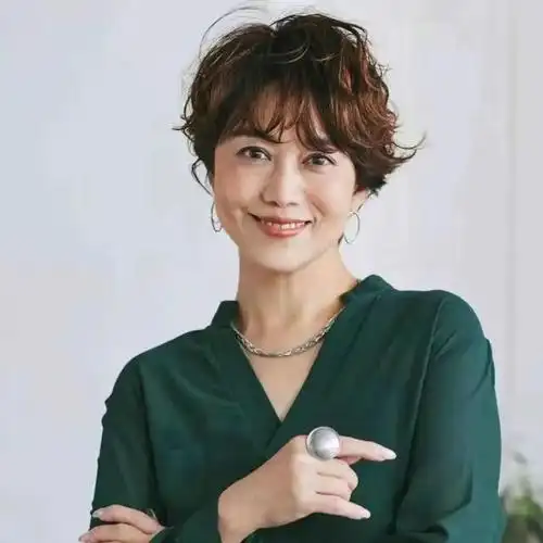 女人过了60岁,发型选这3种"贵妇卷"才显气质,有白发更高级