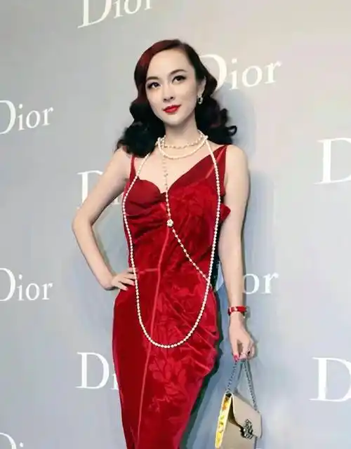 原创霍思燕惊艳亮相dior活动红裙珍珠闪耀全场