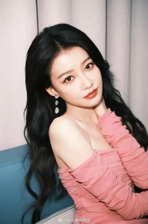 孙怡好甜好美一身淡粉色吊带裙