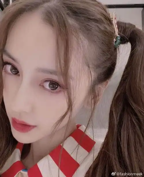 angelababy晒樱花自拍