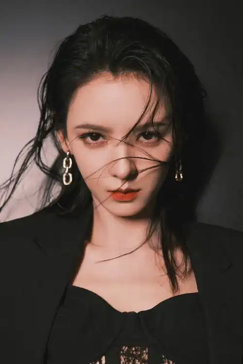 张予曦电梯照氛围感#张予曦这组大片真的有惊艳到我,眼神坚定,就贩