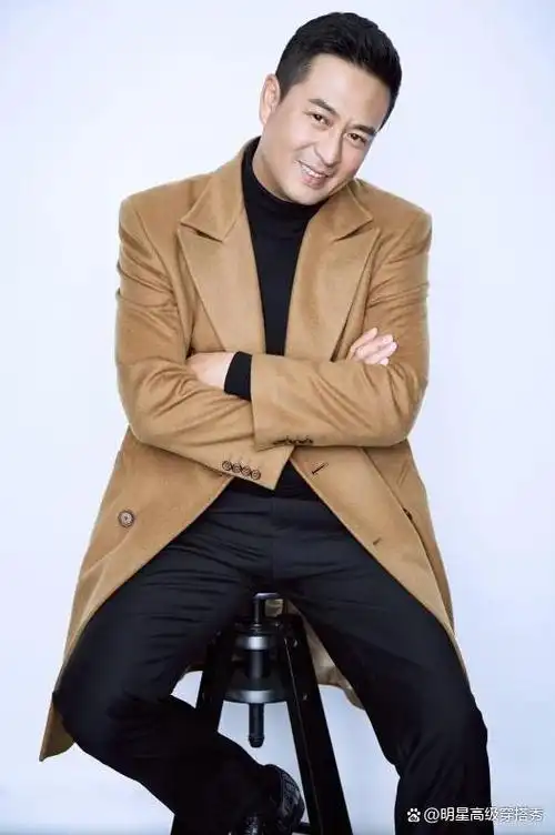 靳东是一位深受观众喜爱的男星,他的穿衣风格偏向于成熟稳重.