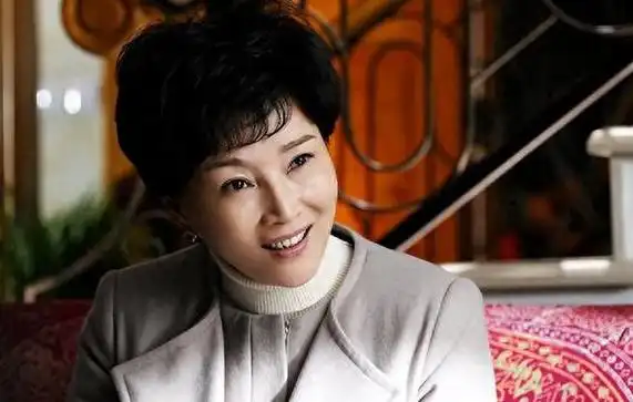 朱茵,这位被称为"国民妈妈"的演员,以其出色的表演技巧和深入人心的