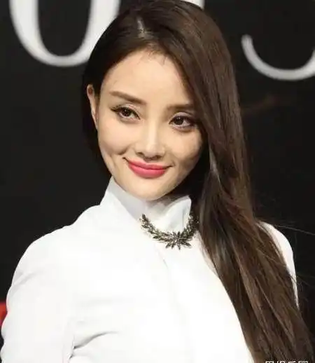 李小璐这身造型是不是有点过了?网友喊她不要装了!_审美_机场_一身