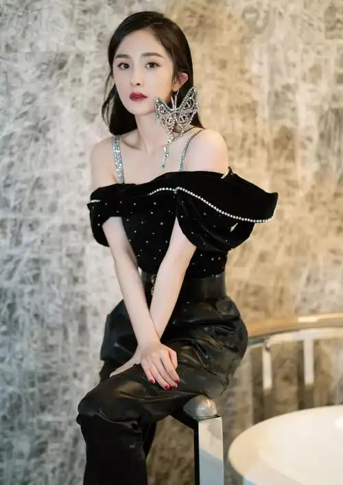 杨幂:吊带丝绒礼服,时尚靓丽!