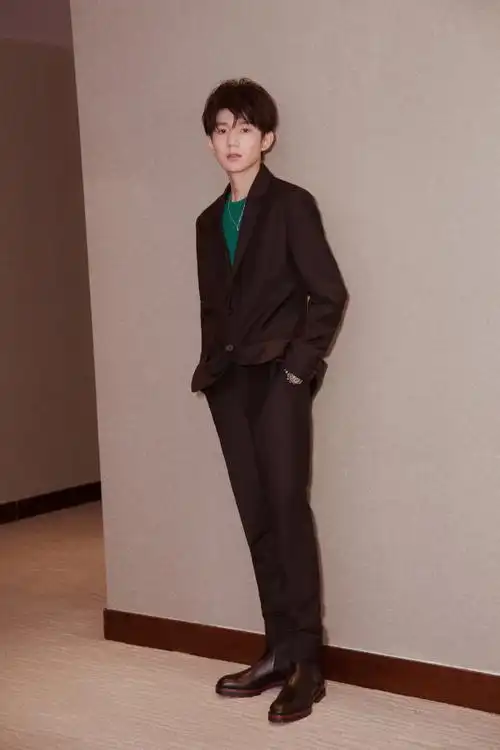 王源##王源年度影响力之星##王源娱乐白皮书# 西装笔挺,尽显不. .