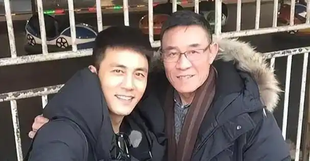 笑麻了!原来他们是父子,看似"八竿子打不着",但样貌骗不了人