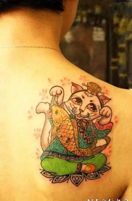 后背上的招财猫鲤鱼纹身图案