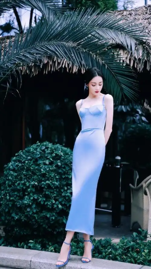 迪丽热巴蓝色丝绸吊带裙##迪丽热巴出发长沙