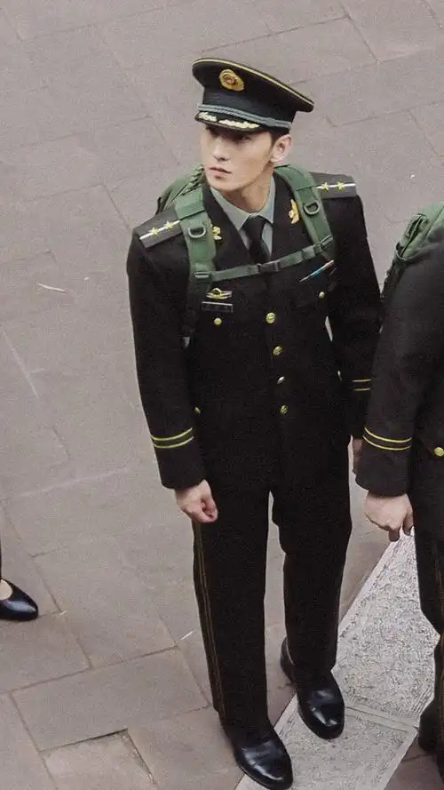 杨洋军装yyds,不愧为军艺校草