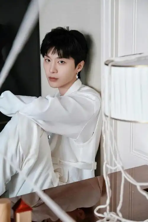 范丞丞纯白套装花朵耳坠造型大片,帅气小丞