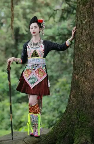 苗族每一个女孩都拥有一套高定的民族